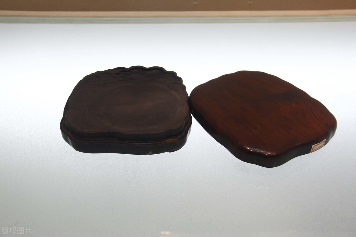 我给学书法的孩子们讲课，第一堂课先给每个人发一块煤、一爿瓦片