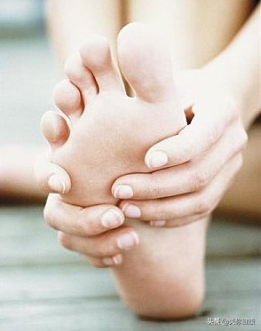 早晨起来脚底板疼怎么回事,早晨起床下地走路脚底疼