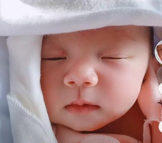 父母给孩子起名太难写把孩子气哭,父母给孩子起的名字太难写