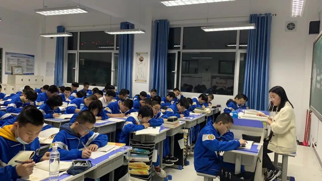 晚自习同学们在争分夺秒的学习,自习课上同学们都在埋头复习