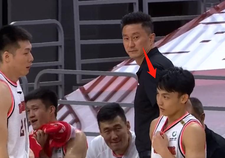 徐杰三分10投9中杜锋反应,徐杰进三分杜锋伸手击掌遭无视