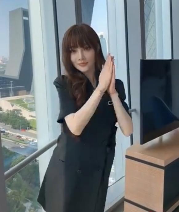 李小璐浴室晒自拍，羊毛卷发型越来越“玉女”，难怪不想复合