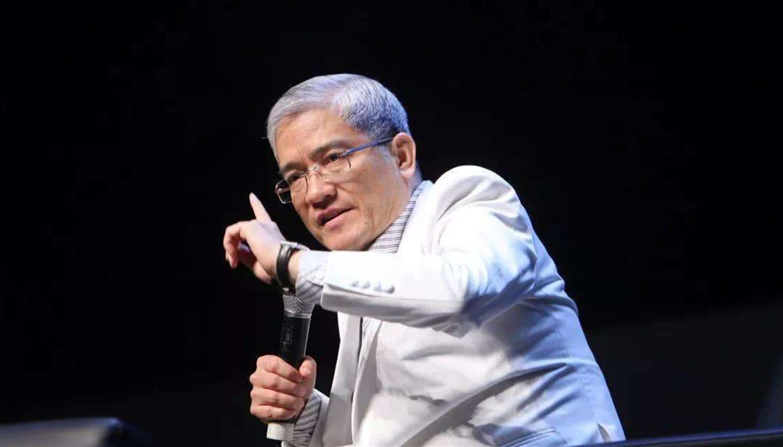 *咸平郎**教授：*养包**空姐3年，追回2套购房款，还差点送出900万债务