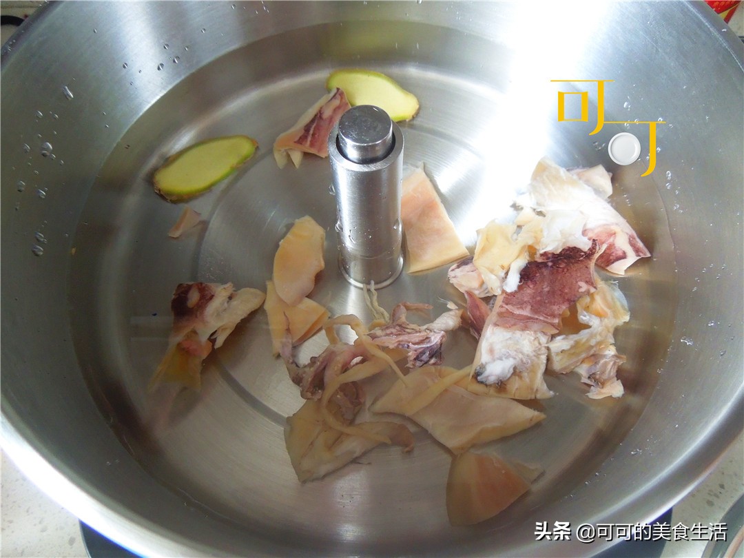 菌菇干墨鱼汤,墨鱼干杏鲍菇煲汤