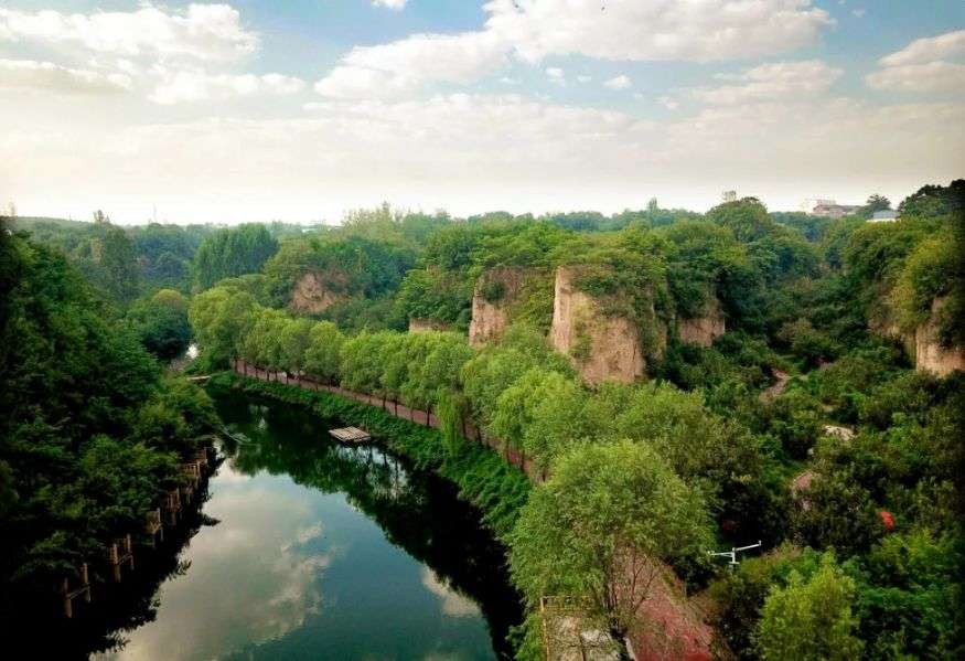 足球小镇建业网红桥,建业足球小镇攀岩