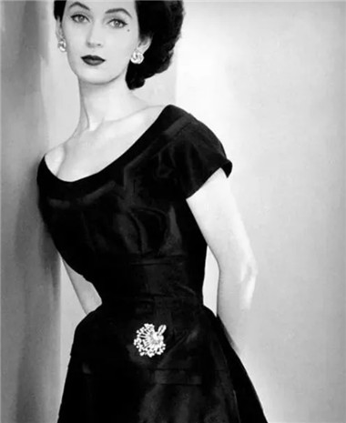 年会怎么穿礼服精致又高级,年会该穿怎样的礼服