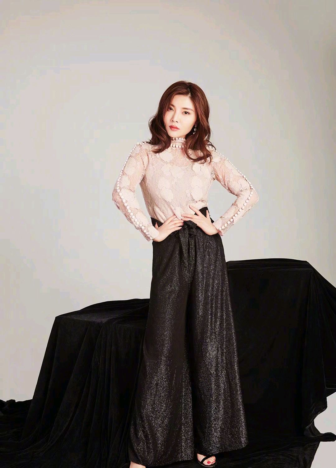 徐冬冬阔腿裤,徐冬冬黑色紧身衣搭配