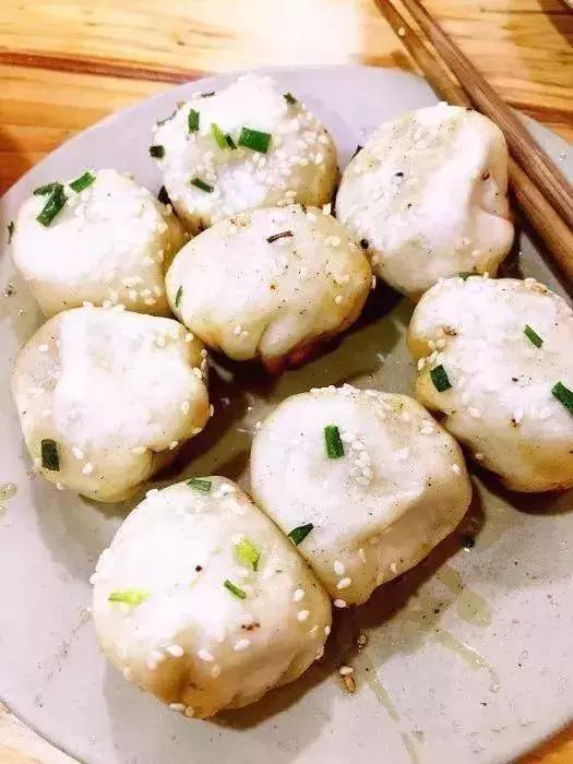 一口下去，满口留香，这便是生煎的魅力！好吃到舔屏！