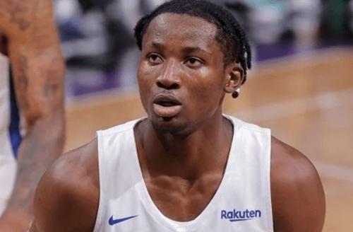 库明加篮下三连晃,库明加自抛自扣压哨