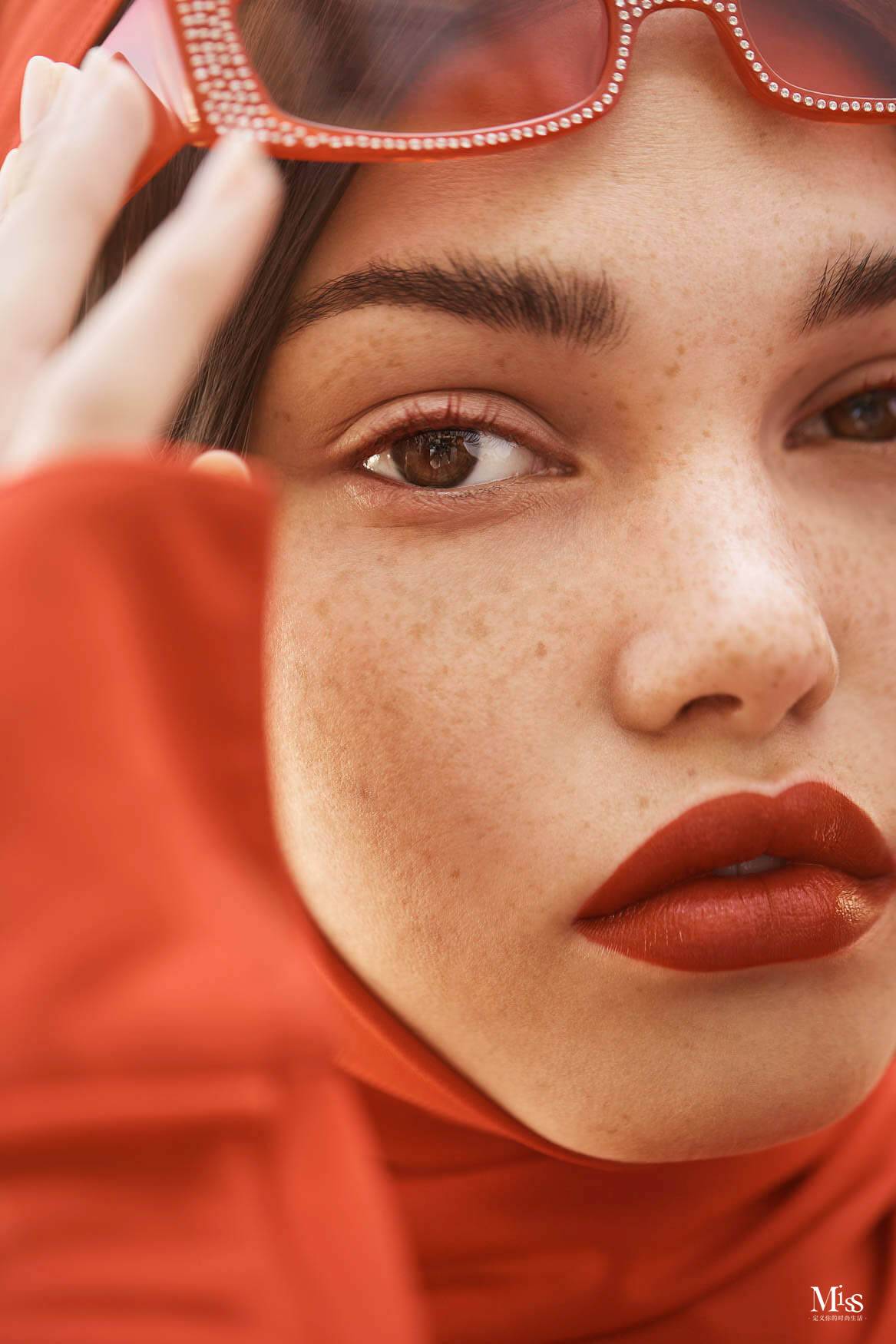 哑光妆容的魅力，在于提供漆黑的夜晚，展现色彩之美