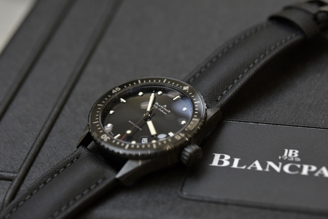 把一台超跑戴在手上,把车捧在手里