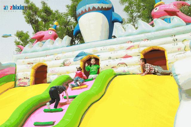 全家人一起欢欢喜喜过大年,所有人一起跨年狂欢