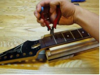 怎么更换吉他弦视频,民谣吉他换品丝需要都更换吗