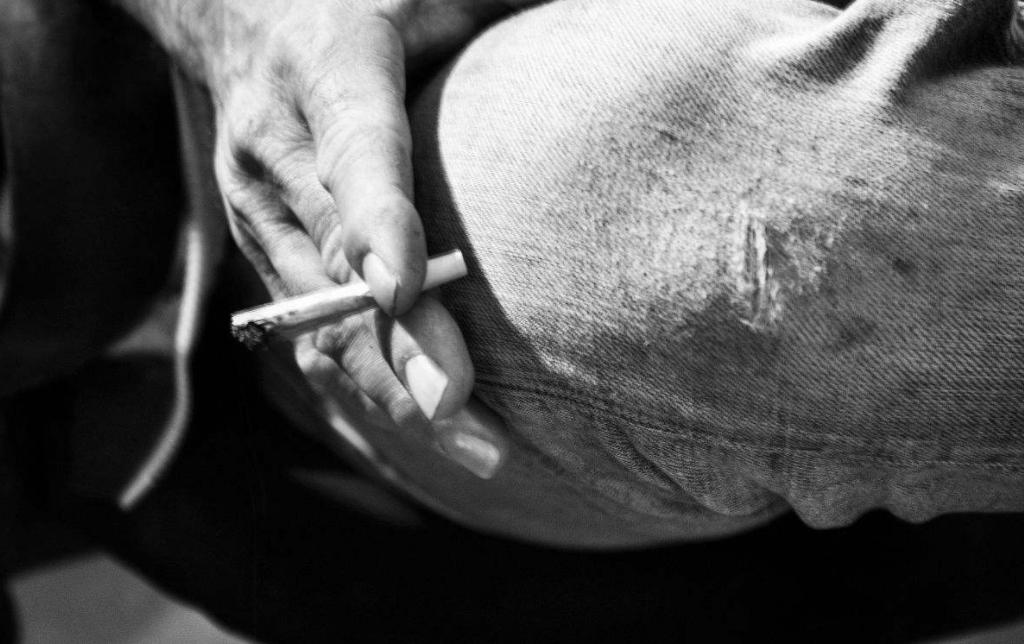 早起喉咙有痰带血,早起喉咙痰有血块怎么回事