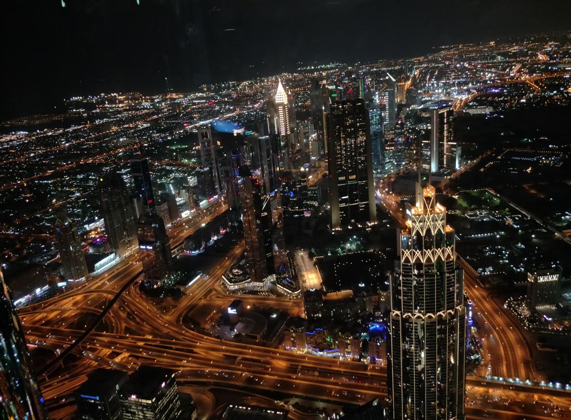 一个人走在异国他乡的路上,一个人行走在沙漠里面