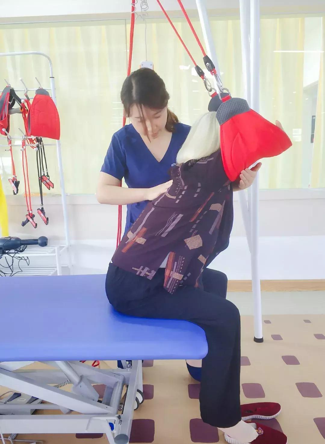 80岁老太太驼背90度能手术吗,老年人驼背有什么好的治疗方法