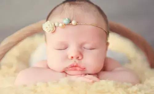 宝宝黄疸吐奶便秘,30天婴儿黄疸吐奶严重