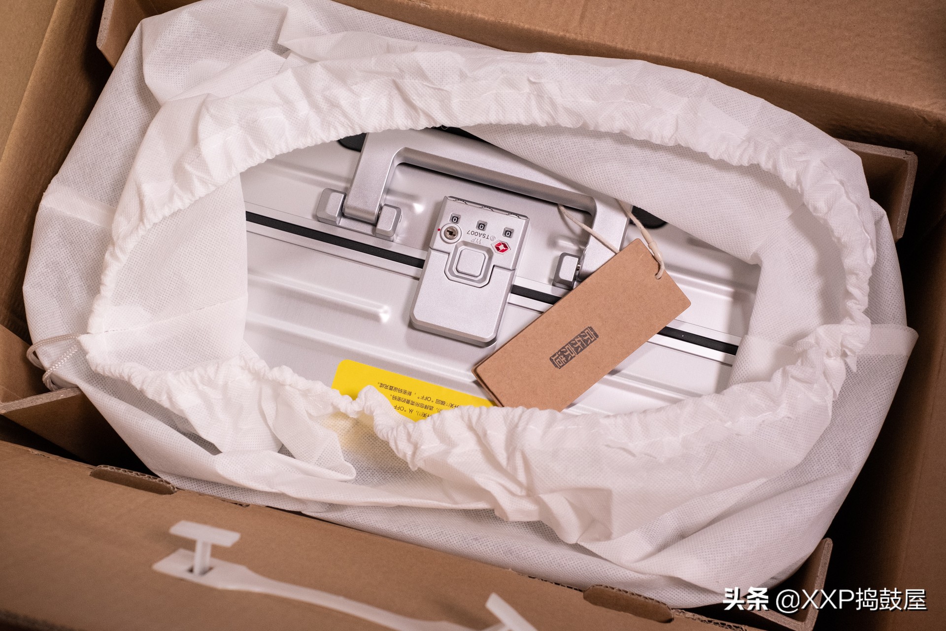 钛镁合金旅行箱,京东京造旅行箱的东西质量怎么样