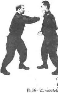 被单手擒拿住如何反击,擒拿两手被抓怎么破解