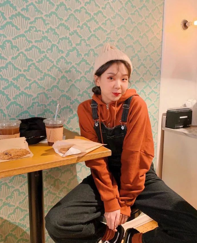 毛衣和卫衣哪个时尚一点好,卫衣与毛衣哪款好看