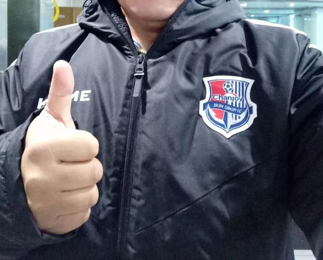 球迷火车上把珍贵棉服借女孩保暖却被垫狗窝?真相是什么