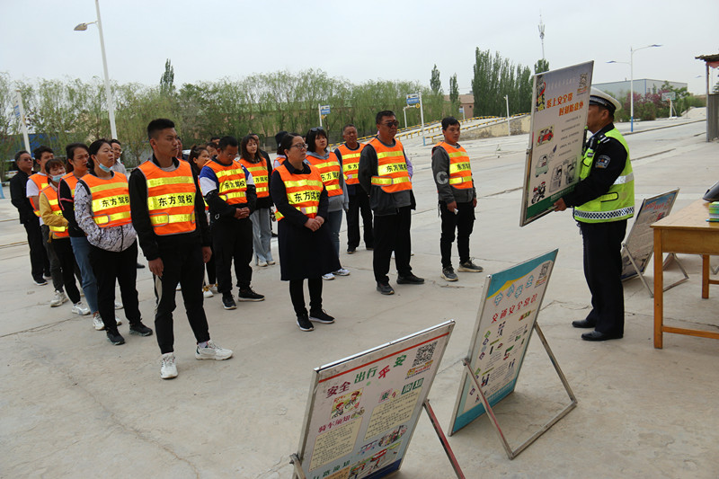 我为群众办实事丨民勤公安交警走进东方驾校开展“醉驾入刑十周年”、“一盔一带”交通安全及防电诈宣传活动