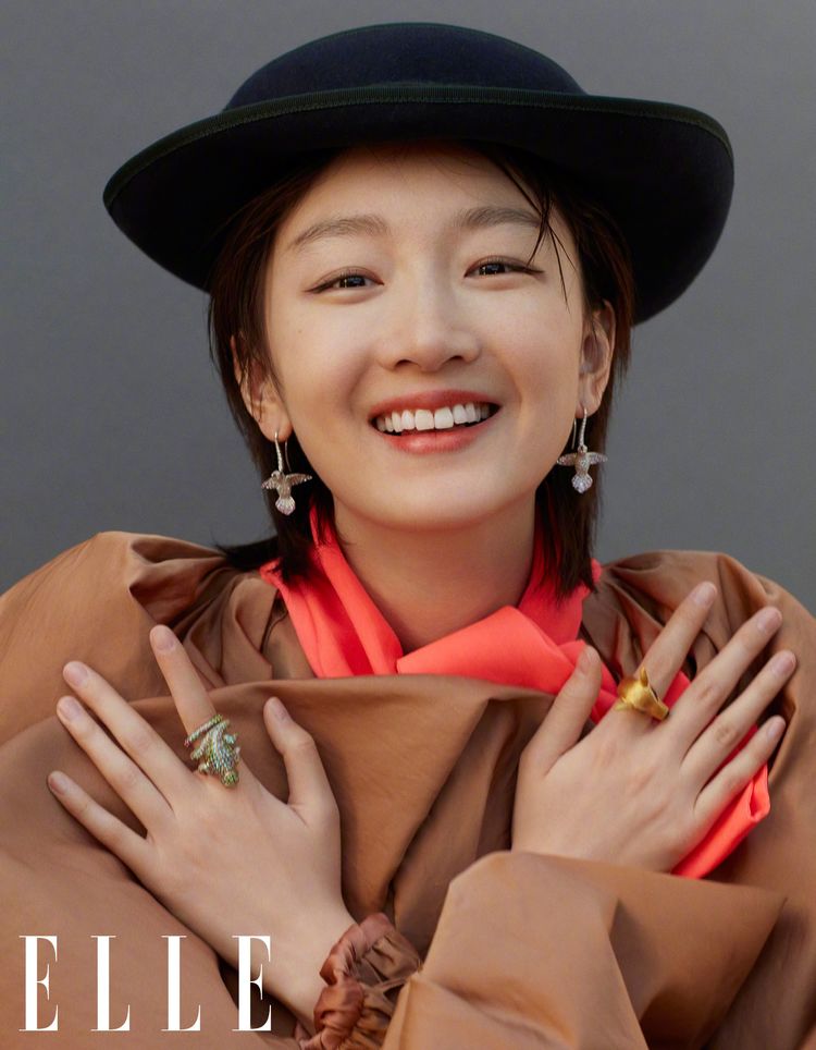 周冬雨最新一组封面大片,周冬雨红毯照曝光一身酷装