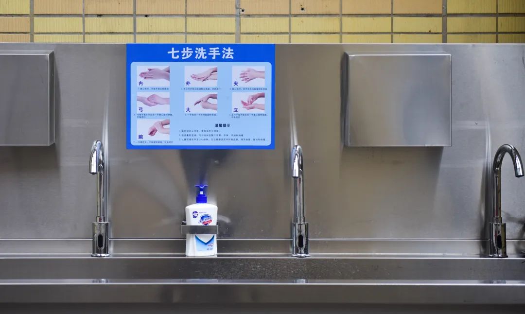 番禺｜番禺仲元中学返校师生已完成核酸检测，校门装有人脸识别装置和红外线测温仪