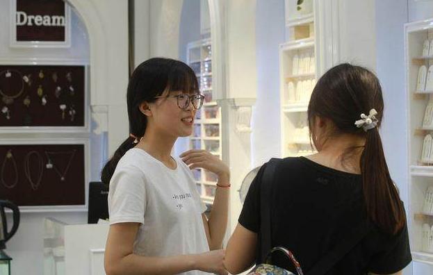 大一就被室友孤立了怎么办,大一新生宿舍床铺怎么抢