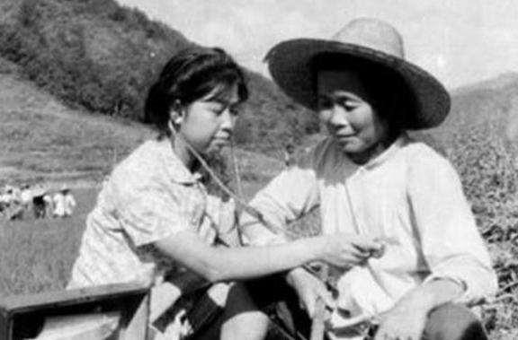 武则天选男宠条件苛刻，1986年一女子模仿她称帝，封4名少年为妃