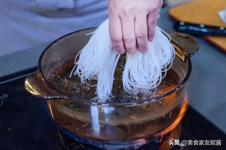 越南牛肉河粉汤底简易做法,越南牛肉河粉怎么做才好吃视频