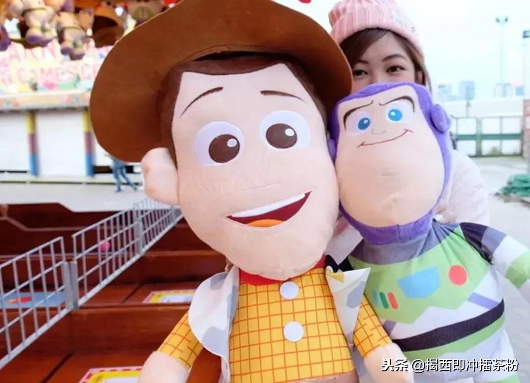 过分美丽！圣诞灯饰点亮香港：泰迪熊、比卡超、布丁狗陪你过圣诞