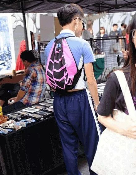 深圳校裤怎么穿出潮流感,深圳毕业后穿校服