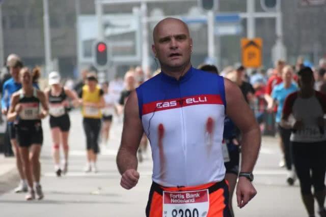 跑马拉松为什么一定要戴胸乳贴,跑马拉松时为什么要贴乳贴