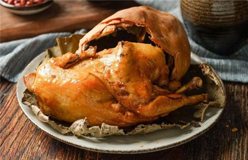 老外嘲笑中国人穷得吃“土”，敲开后尝了一口，直呼：真香