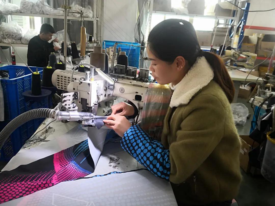 义乌老板研发“闪瞎眼”的打*裤底**，月销2万件，供不应求