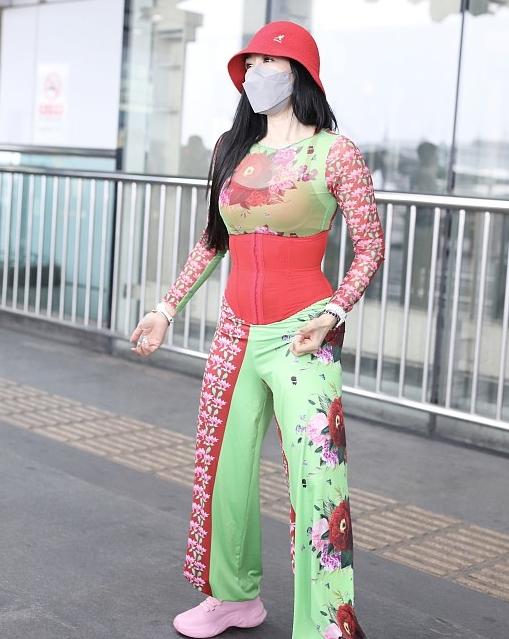 50岁的钟丽缇大秀,49岁钟丽缇出席活动变油腻大妈