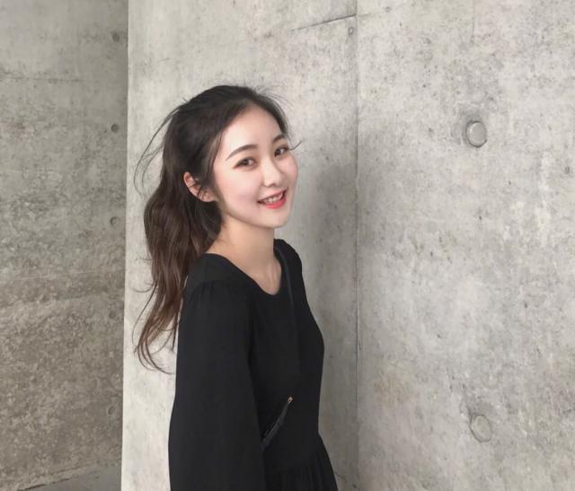 大脸女生适合的发型中长发丸子头,显脸小发型女中长发丸子头