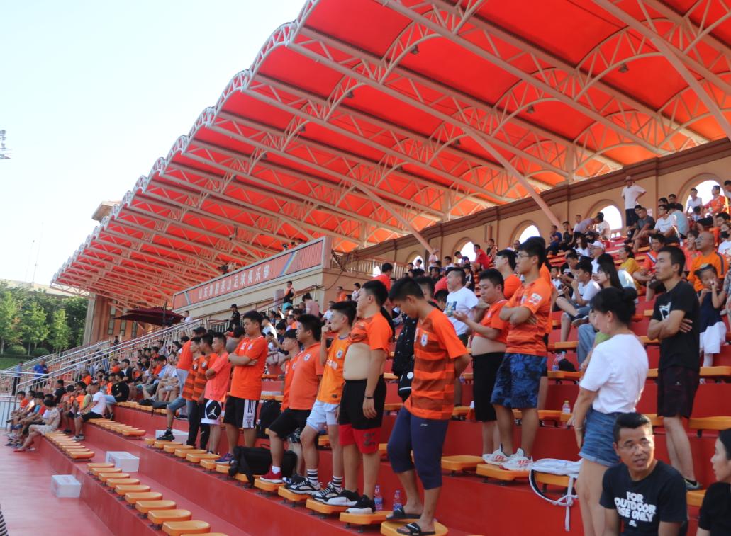 燃就现在的一种态度，鲁能球迷始终坚守，高温夏日里依然不会变