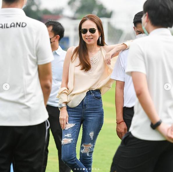 泰国华裔富婆惊艳亮相足球场！无袖衬衫秀性感，运动员害羞地低头