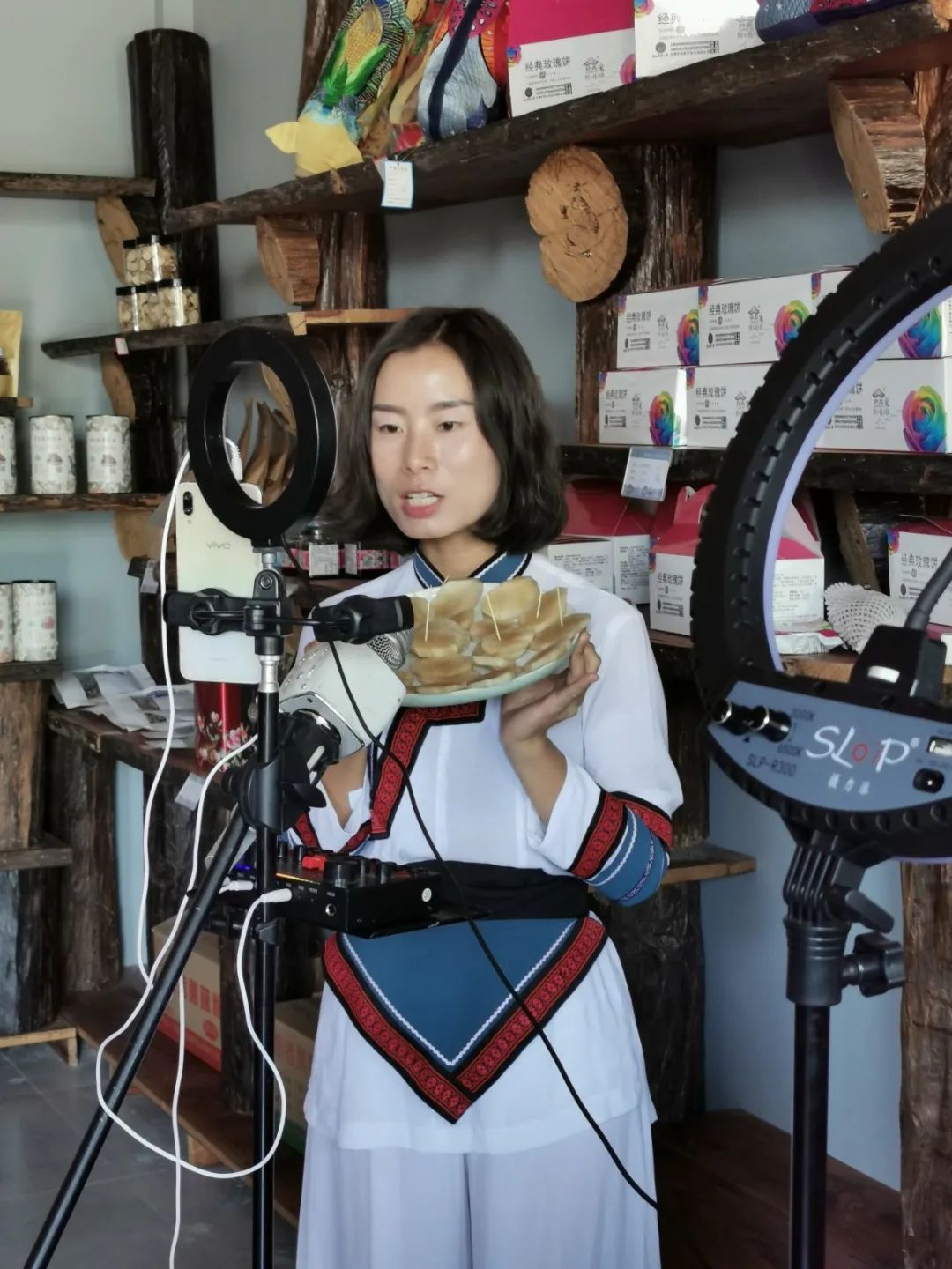 扶贫致富直播,扶贫一线话小康视频