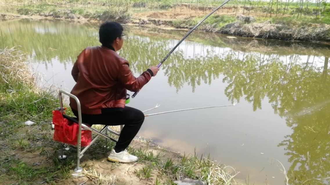 钓鱼闹小鱼技巧,钓鱼怎样防小鱼闹窝