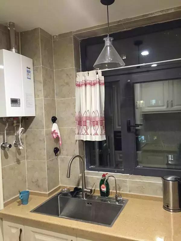 老公不顾反对厨房装窗帘，入住后才知道有多好，后悔没早装
