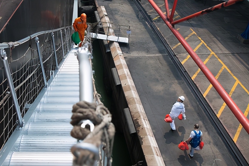 疫情下中国船员撑起全球贸易：月薪涨到三万多元，大量顶替印度菲律宾船员，换班难到有人靠*工罢**下船