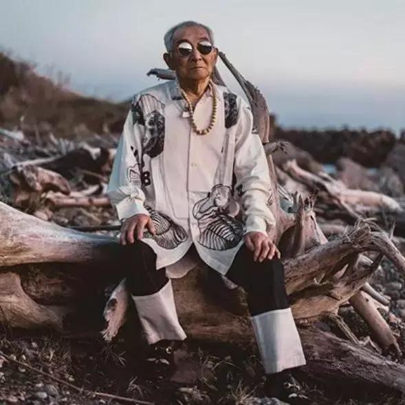 大爷一夜之间变成帅哥,农村大爷变型男