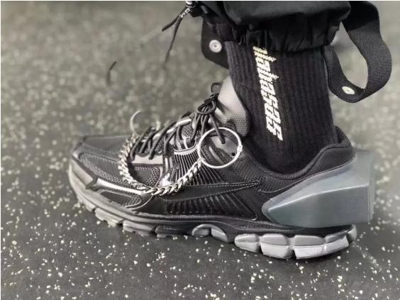 有许多配件的球鞋,拥有这些神器球鞋怎么会洗不干净