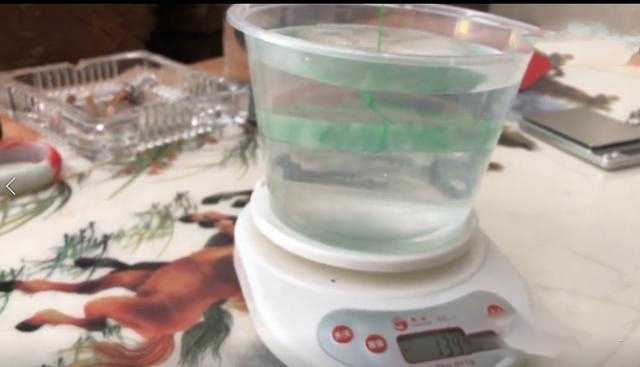 翡翠原石赌石真的是骗人的吗,几十元的翡翠原石赌石现场