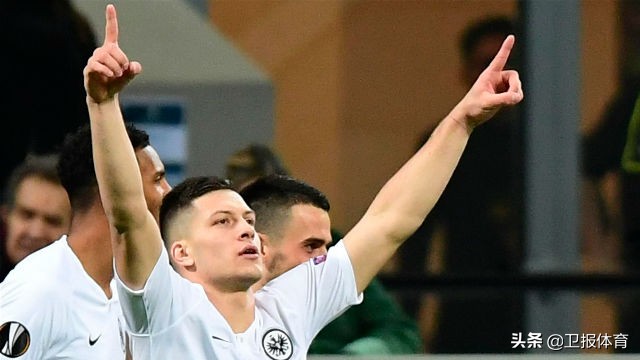 巴萨正在寻找一名“纯粹的9号球员”来缓解苏亚雷斯的压力