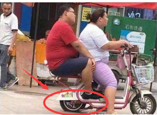 天太冷，电动车电不耐用？蠢！坐位下面这个孔，一插不用在愁