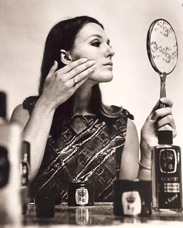 养大3个亿万富豪、67岁全裸上杂志：她的人生太硬核